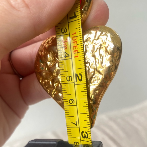 Stunning VINTAGE Runway Heart Cabochon Earrings - Hammered Gold Red Cabochon - Picture 5 of 5